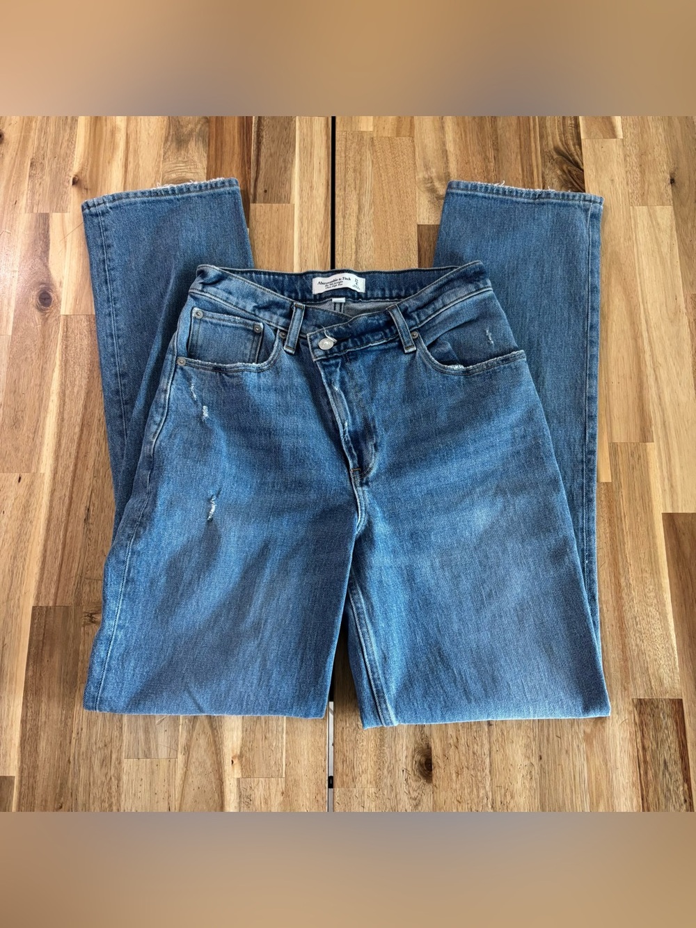 A&F The 90’s Straight Ultra HR Jeans‎